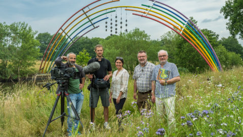 Filmdreh unter dem „Goldregen“ an der Hunte: NDR-Redakteurin Vanessa Kossen traf sich bei Goldenstedt mit Willi Rolfes und Andreas Kathe (rechts). Für Bild und Ton waren Kameramann Cengiz Kültür (links) und Mats Enderle zuständig.