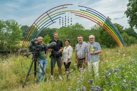 Filmdreh unter dem „Goldregen“ an der Hunte: NDR-Redakteurin Vanessa Kossen traf sich bei Goldenstedt mit Willi Rolfes und Andreas Kathe (rechts). Für Bild und Ton waren Kameramann Cengiz Kültür (links) und Mats Enderle zuständig.