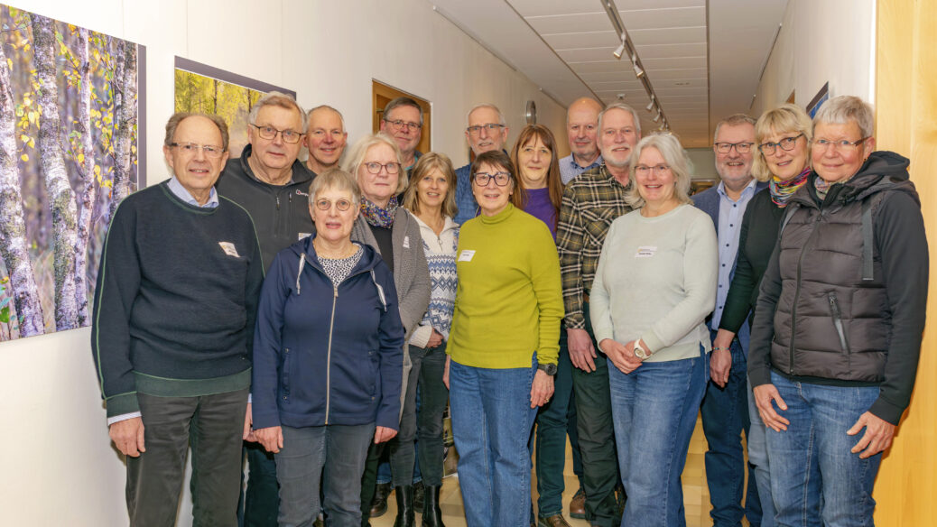Erstmals präsentieren 15 Fotografinnen und Fotografen im Rahmen der Stapelfelder Fototage "Inspiration Natur" unter der Leitung von Willi Rolfes (3.v.r.) ihre Natur- und Landschaftsaufnahmen in einer gemeinsamen Ausstellung. Foto: Sigrid Lünnemann