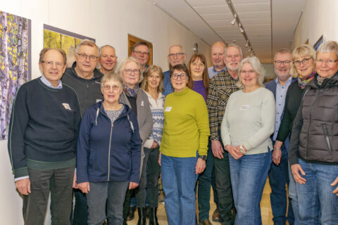 Erstmals präsentieren 15 Fotografinnen und Fotografen im Rahmen der Stapelfelder Fototage "Inspiration Natur" unter der Leitung von Willi Rolfes (3.v.r.) ihre Natur- und Landschaftsaufnahmen in einer gemeinsamen Ausstellung. Foto: Sigrid Lünnemann